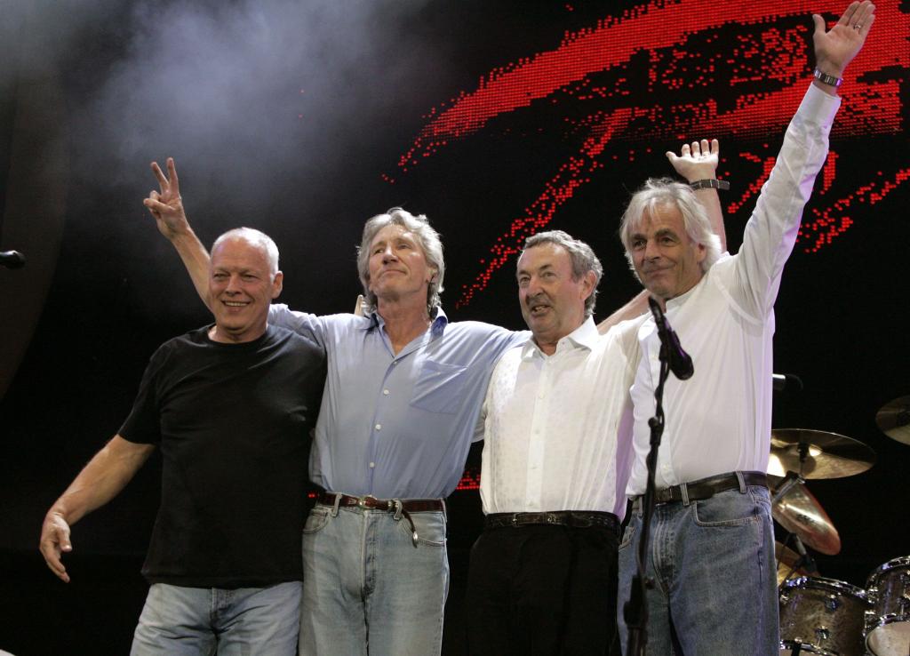 Die Bandmitglieder bei einer historischen Wiedervereinigung im Jahr 2005. Mit einer neu aufgelegten Version ihres legendären Musikfilms landet die Band ihr mittlerweile achtes Nummer-eins-Album. - Foto: Hubert Boesl/dpa