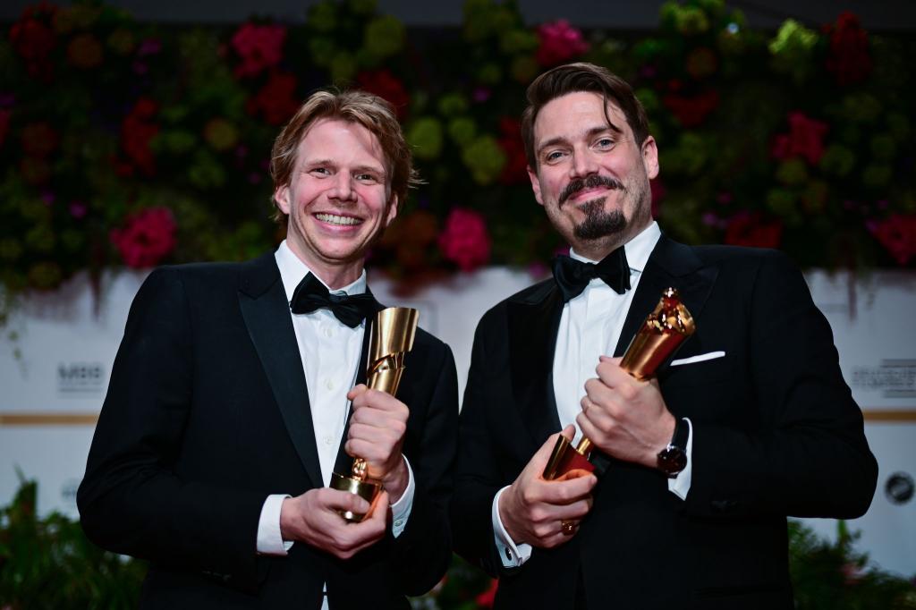 Die Drehbuchautoren Tim Fehlbaum (l) und Moritz Binder haben beim Deutschen Filmpreis abgeräumt. - Foto: Sebastian Christoph Gollnow/dpa