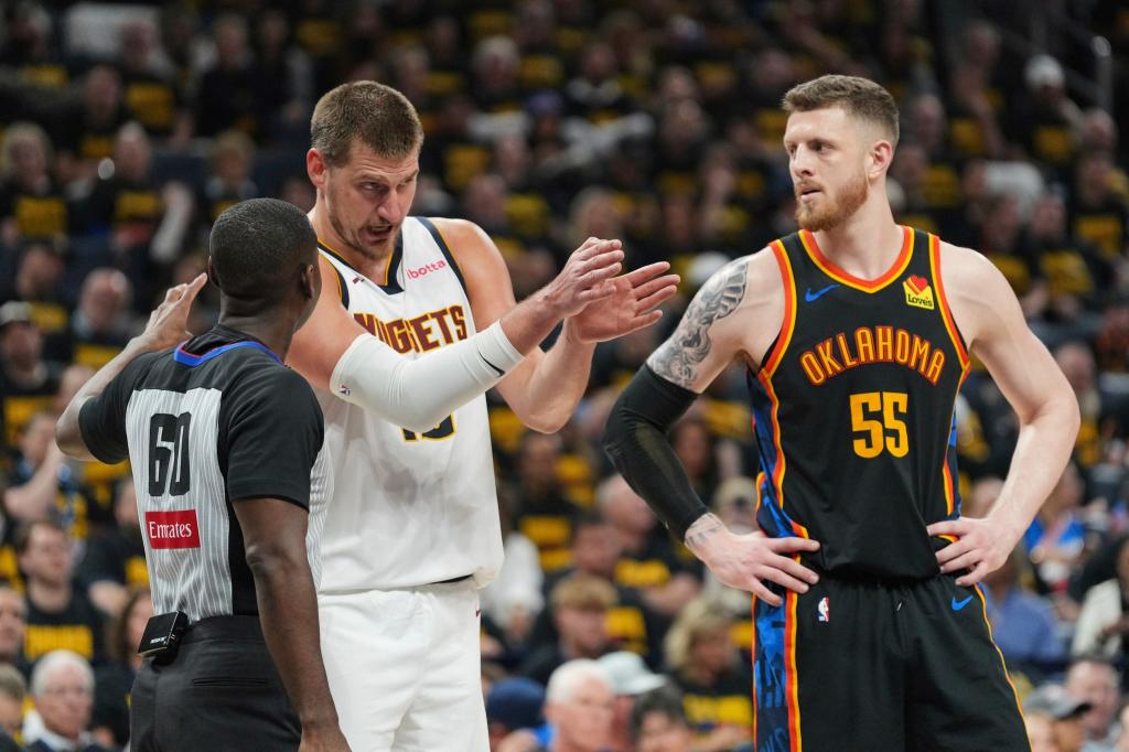 Isaiah Hartenstein (r.) verbuchte für die Oklahoma City Thunder zehn Punkte gegen die Denver Nuggets. - Foto: Kyle Phillips/AP/dpa