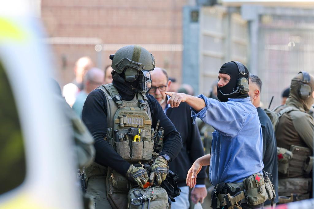 Auch schwer bewaffnete Einheiten der Polizei waren im Einsatz. - Foto: Christoph Reichwein/dpa