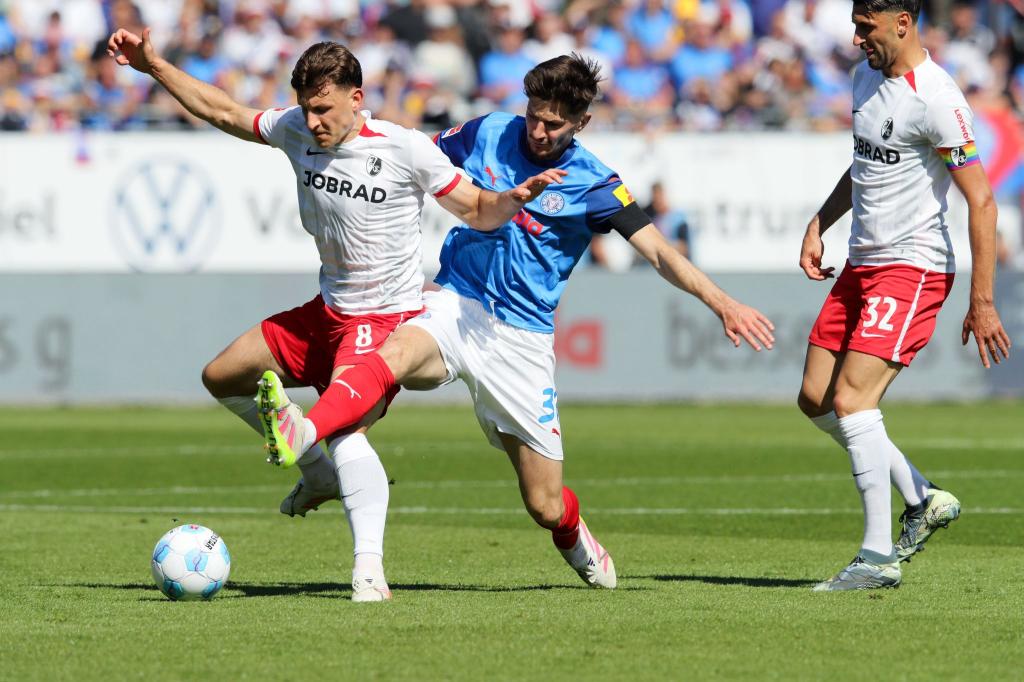 Freiburgs Maximilian Eggestein (l) und Kiels Armin Gigovic kämpfen um den Ball. - Foto: Claus Bergmann/dpa