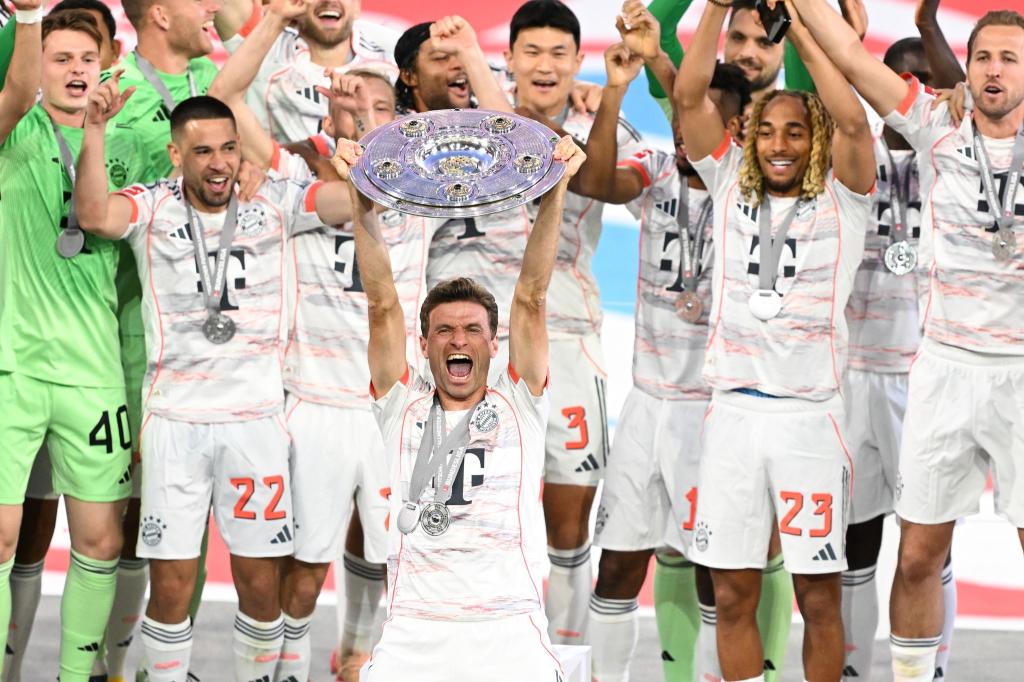 Thomas Müller reckte als erster Bayern-Spieler die Schale in die Höhe. - Foto: Sven Hoppe/dpa