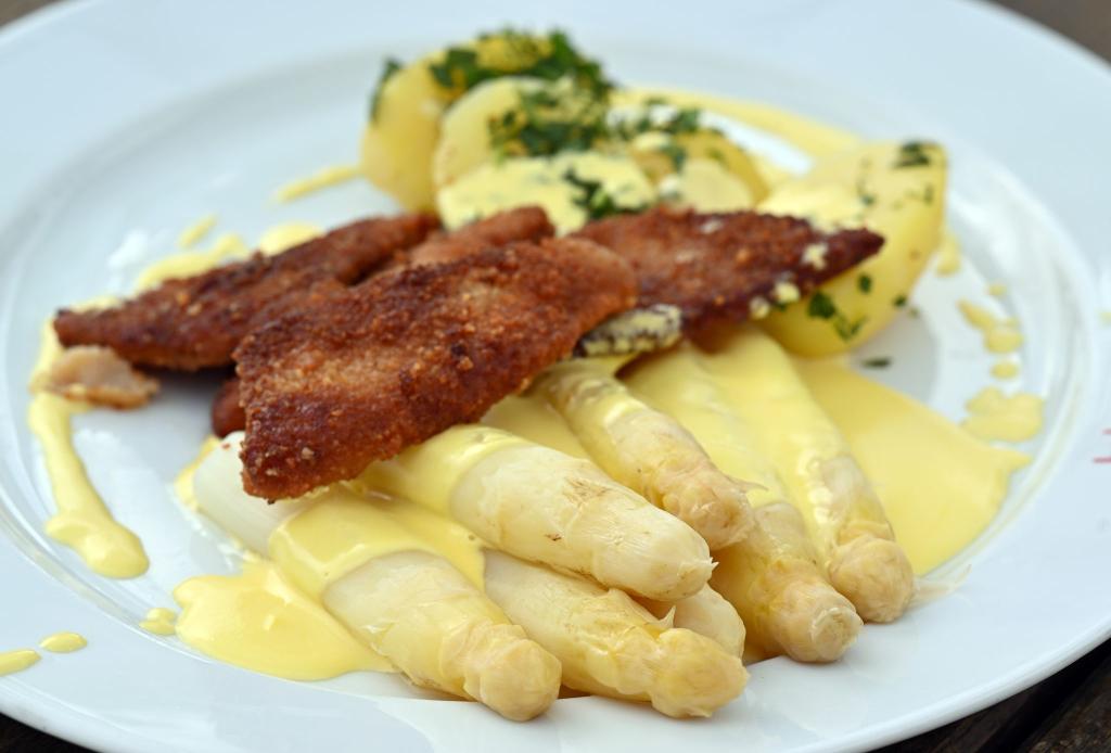 Diejenigen, die Spargel mögen, essen ihn am liebsten mit Sauce hollandaise (einer Soße, die ursprünglich nur aus Butter, Eigelb und einer Reduktion aus Weißwein besteht). (Archivbild) - Foto: Martin Schutt/dpa