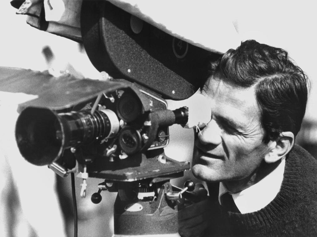 Der italienische Filmregisseur Pier Paolo Pasolini in den 60er Jahren bei Dreharbeiten - sein Film «Die 120 Tage von Sodom» wird 1975 zu einem der größten Skandale der Kinogeschichte. - Foto: UPI/dpa