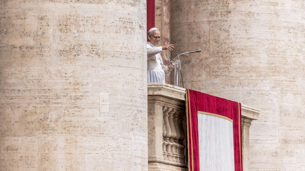 Der neue Papst Leo XIV. nutzt sein Gebet für einen Friedensappell. - Foto: Oliver Weiken/dpa