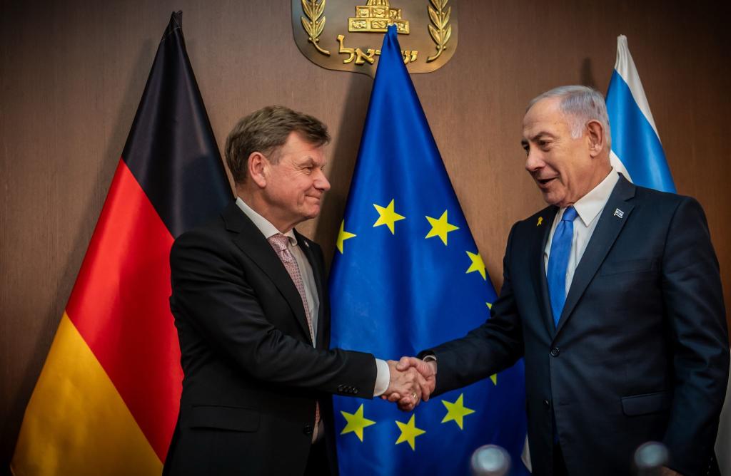 Der neue Außenminister Johann Wadephul (CDU) versichert beim Antrittsbesuch in Jerusalem: Israels Sicherheit bleibt deutsche Staatsraison. - Foto: Michael Kappeler/dpa