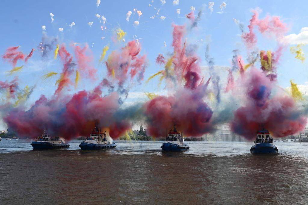 Die bis zu 3.000 PS starken Schlepper tanzten in diesem Jahr auch zu dem durch Freddy Quinn in Deutschland populär gewordenen Seemannslied «La Paloma». - Foto: David Hammersen/dpa