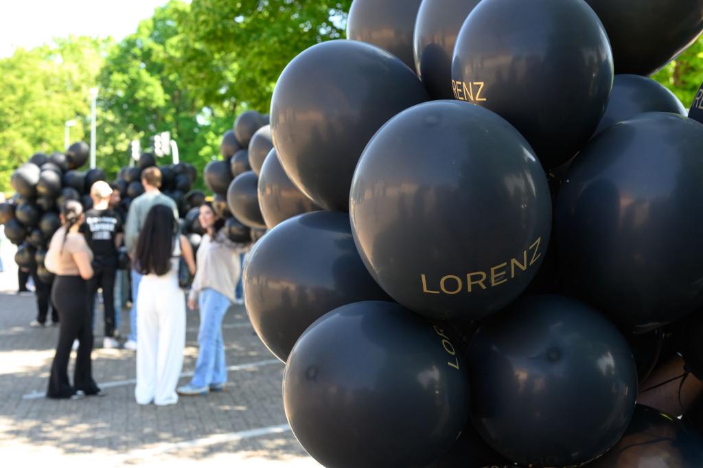 Bei einer Kundgebung für den von der Polizei erschossenen Lorenz steigen schwarze Ballons mit seinem Namen auf. - Foto: Izabela Mittwollen/dpa