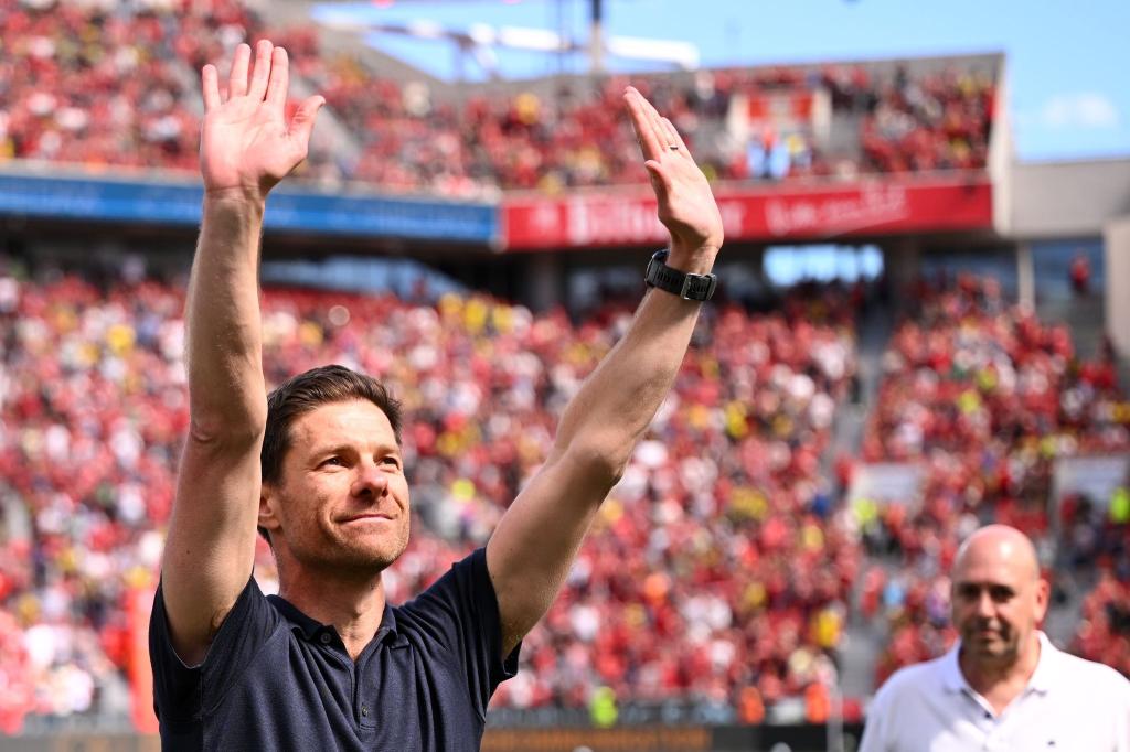 Xabi Alonso wird trotz einer Niederlage im letzten Heimspiel von den Fans gefeiert. - Foto: Marius Becker/dpa