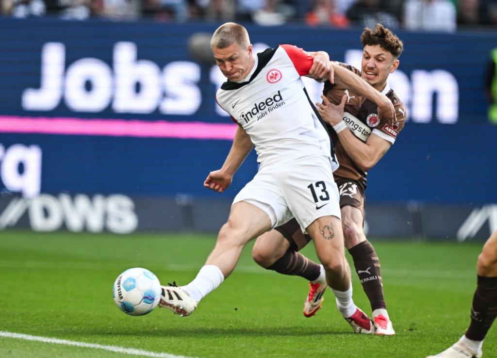 Frankfurts Rasmus Kristensen (l) erzielte nach nur 24 Sekunden die Führung gegen den FC St. Pauli. - Foto: Arne Dedert/dpa