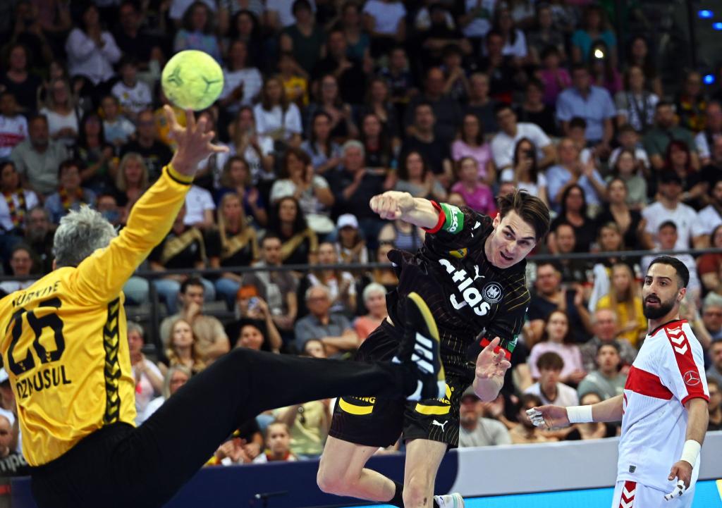 Die deutschen Handballer haben die EM-Qualifikation mit einem Sieg gegen die Türkei erfolgreich abgeschlossen. - Foto: Markus Lenhardt/dpa