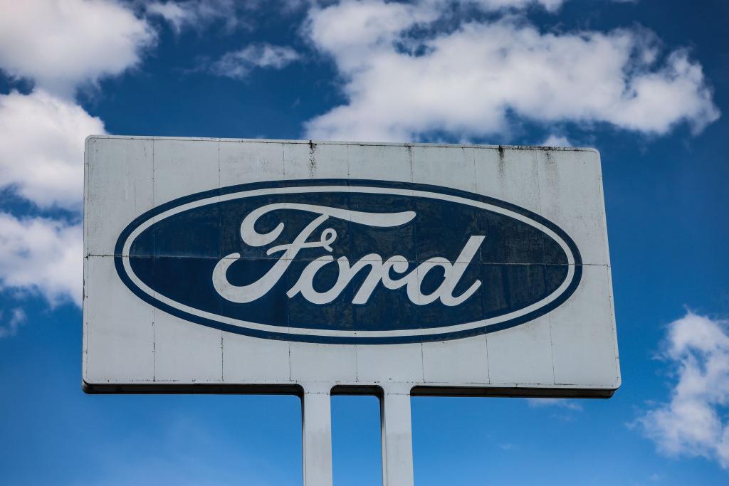 Ein Ford-Logo bei gutem Wetter - die wirtschaftlichen Perspektiven sind aber düster für das Autogeschäft in Deutschland. - Foto: Oliver Berg/dpa