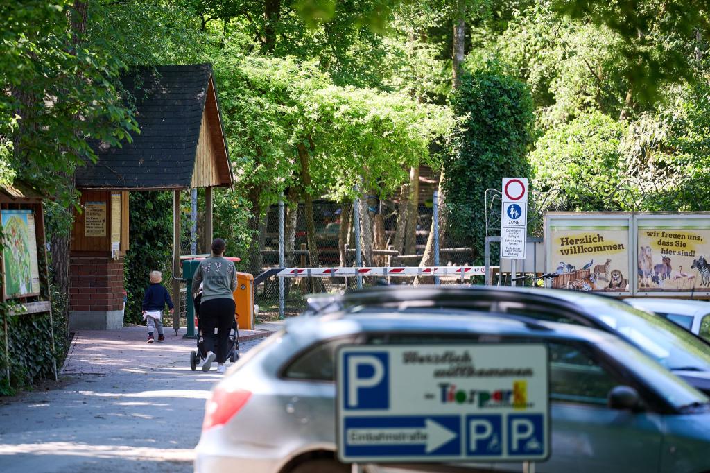 Der Eingang und Parkplatz zum Tierpark Nadermann im ostwestfälischen Delbrück. Hier hatte am Morgen ein Tiger eine Mitarbeiterin gebissen und verletzt. - Foto: Bernd Thissen/dpa