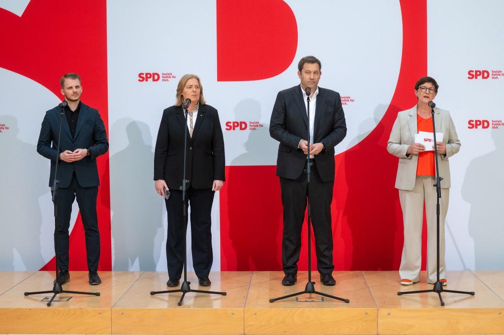 Neue erste Reihe bei der SPD: Tim Klüssendorf, Bärbel Bas und Lars Klingbeil. Die außen stehende Co-Parteichefin Saskia Esken tritt nicht mehr an. - Foto: Christophe Gateau/dpa