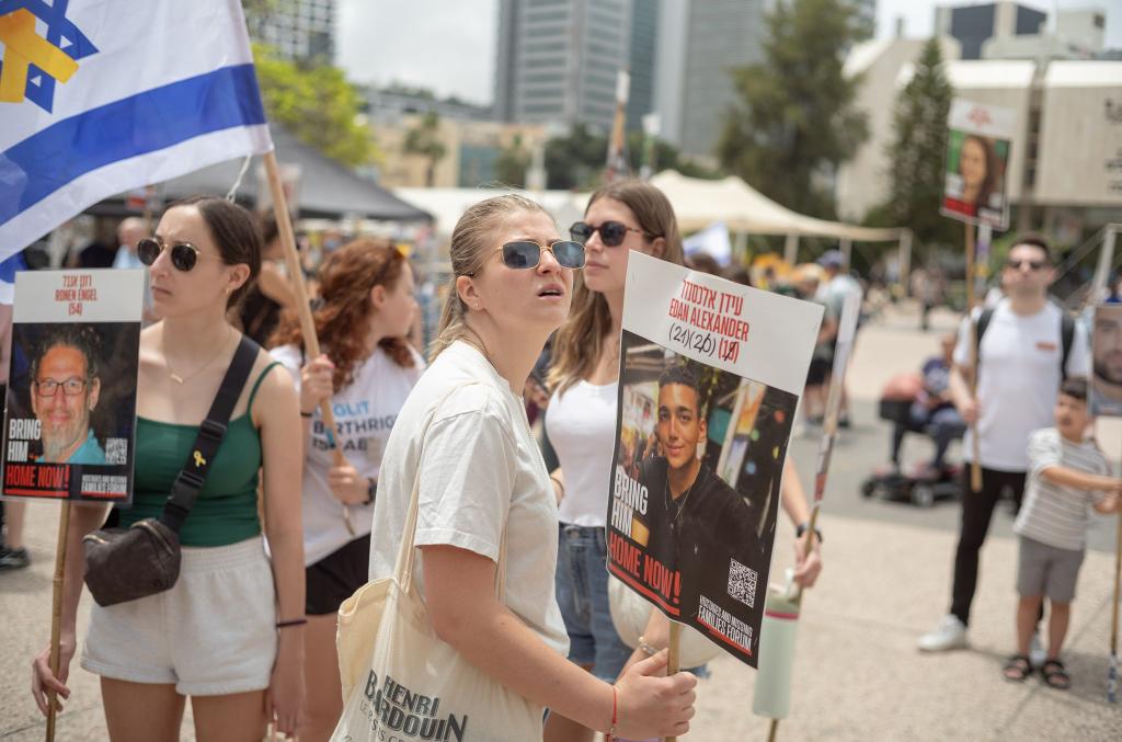 Angehörige und Unterstützer der Geiseln versammelten sich in Israel vor der Freilassung einer Geisel. - Foto: ILIA YEFIMOVICH/dpa
