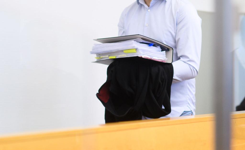 Der angeklagte Staatsanwalt betritt den Gerichtssaal. - Foto: Julian Stratenschulte/dpa