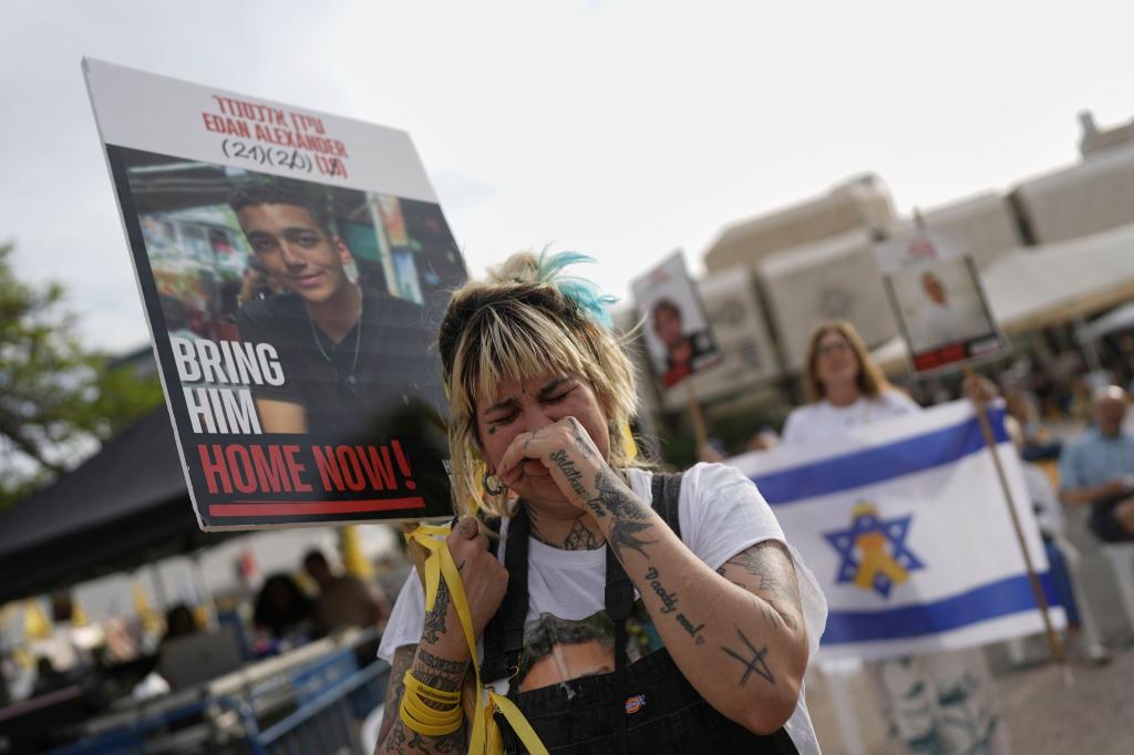 In Tel Aviv versammelten sich Menschen, um die Freilassung gemeinsam zu verfolgen. - Foto: Oded Balilty/AP/dpa