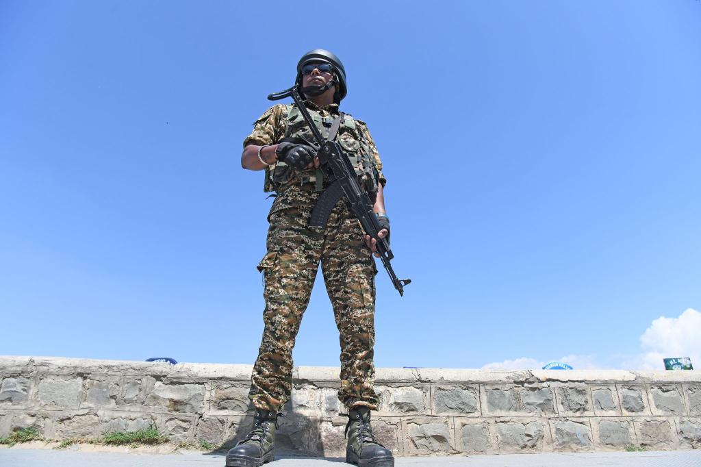Zwischen Indien und Pakistan gilt seit Samstag eine Waffenruhe - die wohl durch US-Druck im Bereich der Handelspolitik entstanden ist. - Foto: Basit Zargar/ZUMA Press Wire/dpa
