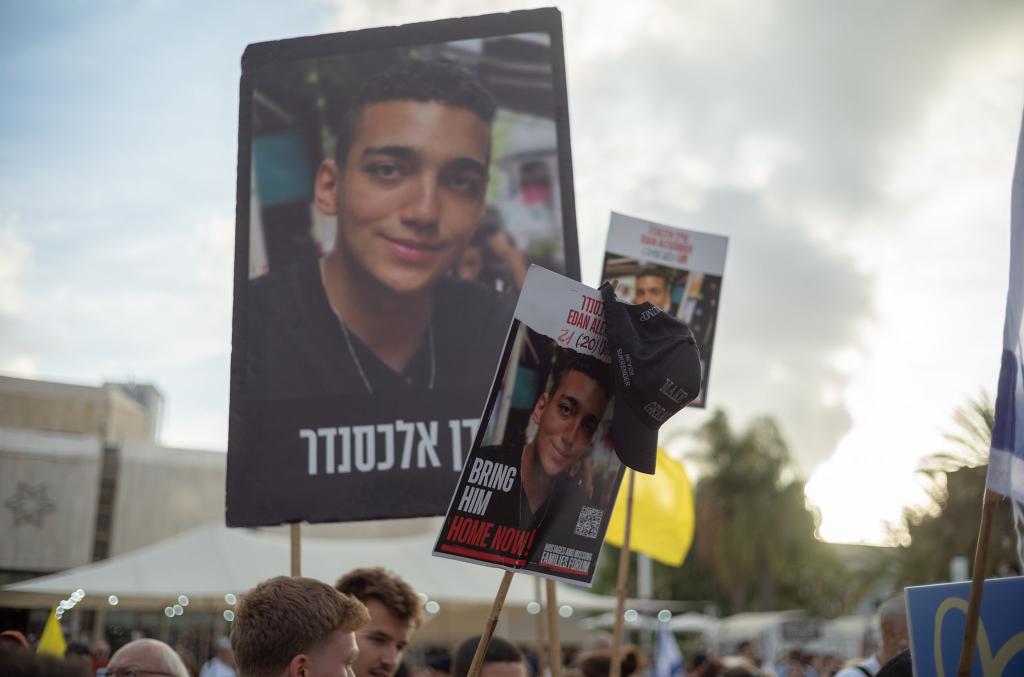 Der Soldat Edan Alexander wurde am 7. Oktober 2023 während des Hamas-Massakers von einem Militärstützpunkt entführt. - Foto: Ilia Yefimovich/dpa