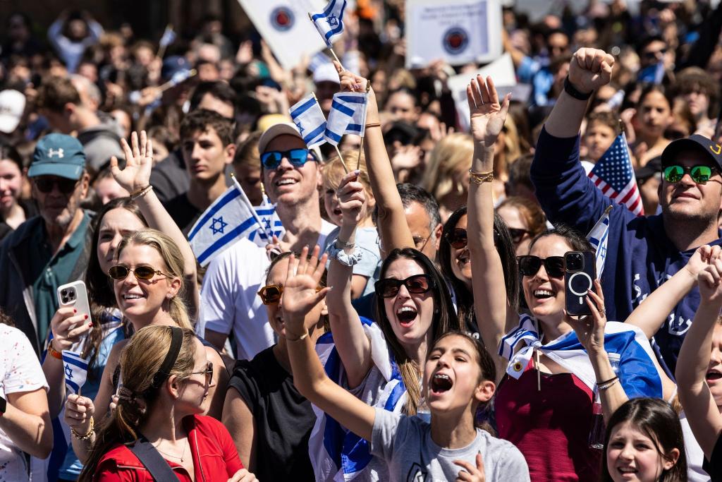 In Israel jubelten viele Menschen nach der Freilassung Edan Alexanders. - Foto: Stefan Jeremiah/AP/dpa