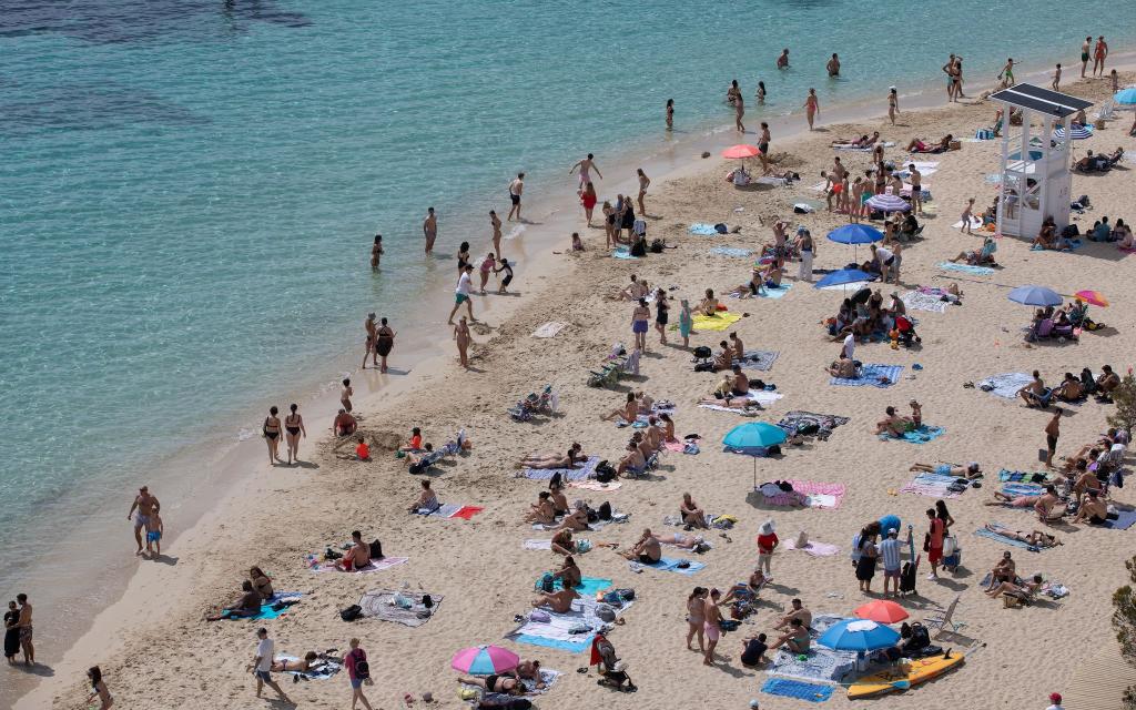 Im vergangenen Winter zog es wieder viele deutsche Urlauberinnen und Urlauber nach Spanien. (Symbolbild) - Foto: Clara Margais/dpa