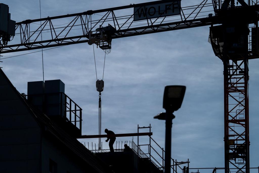 Das Forschungsinstitut IW rechnet damit, dass die deutsche Wirtschaft in diesem Jahr etwas schrumpft. Besonders betroffen sei die Baubranche. (Symbolbild) - Foto: Soeren Stache/dpa