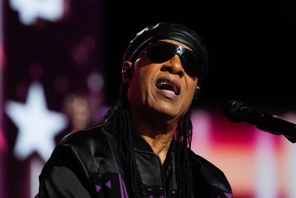 Noch immer auf der Bühne: Stevie Wonder - Foto: Erin Hooley/AP/dpa