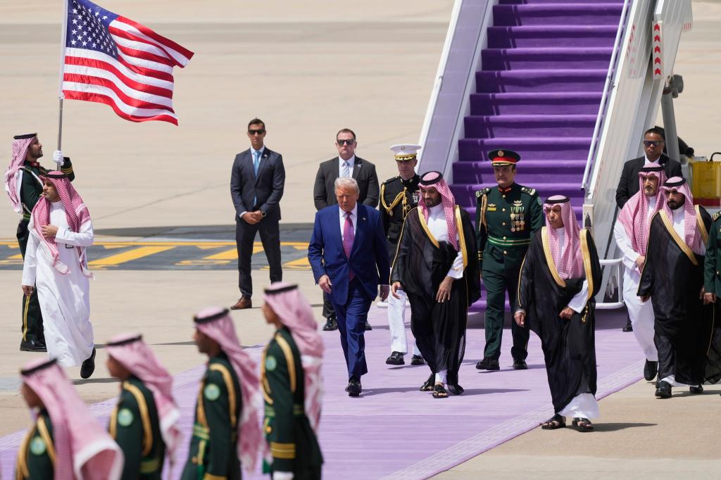 In Riad trifft Donald Trump auf einen mächtigen Mann, der zwar nur genau halb so alt ist wie er, mit dem ihn ansonsten aber einiges verbindet: Saudi-Arabiens Thronfolger Mohammed bin Salman. - Foto: Alex Brandon/AP/dpa