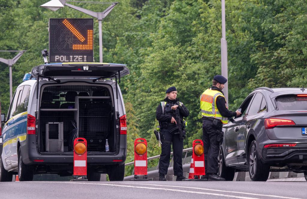 Für die Bundespolizei gab es vergangene Woche neue Anweisungen, was die Grenzkontrollen und die Zurückweisung auch von Asylsuchenden betrifft. (Archivfoto) - Foto: Peter Kneffel/dpa