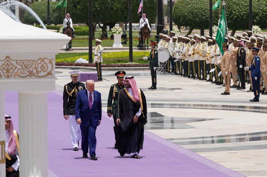 Der Kronprinz empfing den Gast aus Amerika mit allerlei Pomp. - Foto: Alex Brandon/AP/dpa