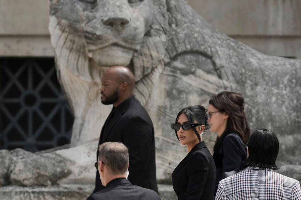 Kim Kardashian berichtete vor Gericht von ihrer Panik und Todesangst während des Raubüberfalls auf sie. - Foto: Aurelien Morissard/AP/dpa