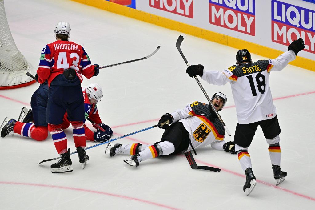NHL-Star Tim Stützle jubelt über seine ersten WM-Punkte. - Foto: Vít Simanek/CTK/dpa