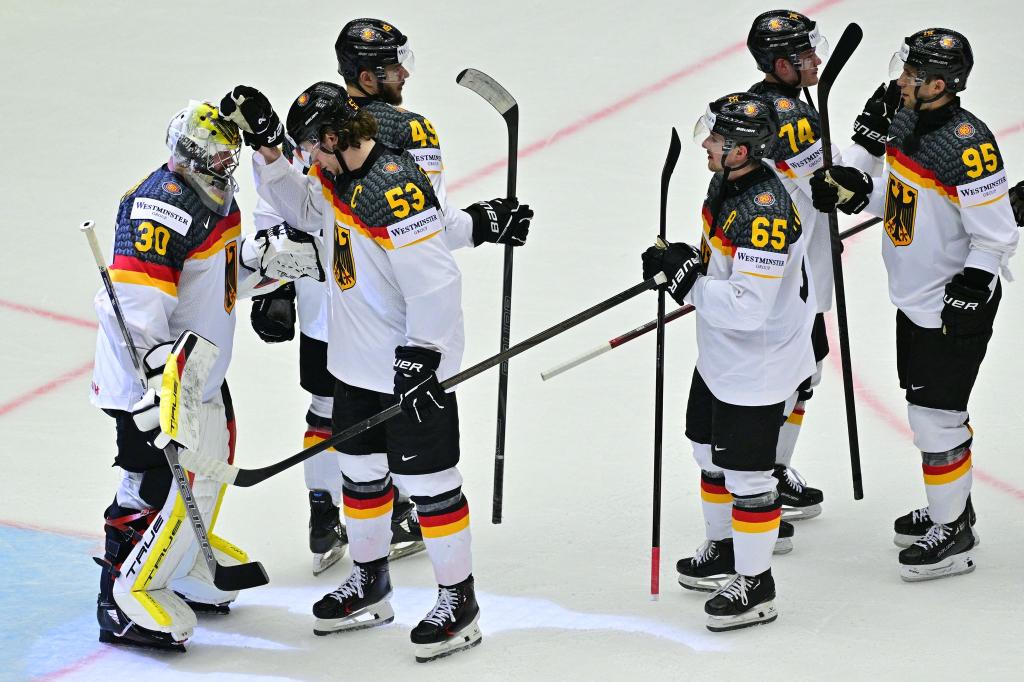 NHL-Torhüter Philipp Grubauer (l) ärgert sich sehr über das Eis in der Messehalle von Herning. - Foto: Vít Simanek/CTK/dpa