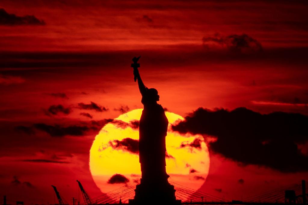 Sonnenuntergang hinter der Freiheitsstatue. (Archivbild) - Foto: Julia Nikhinson/AP/dpa