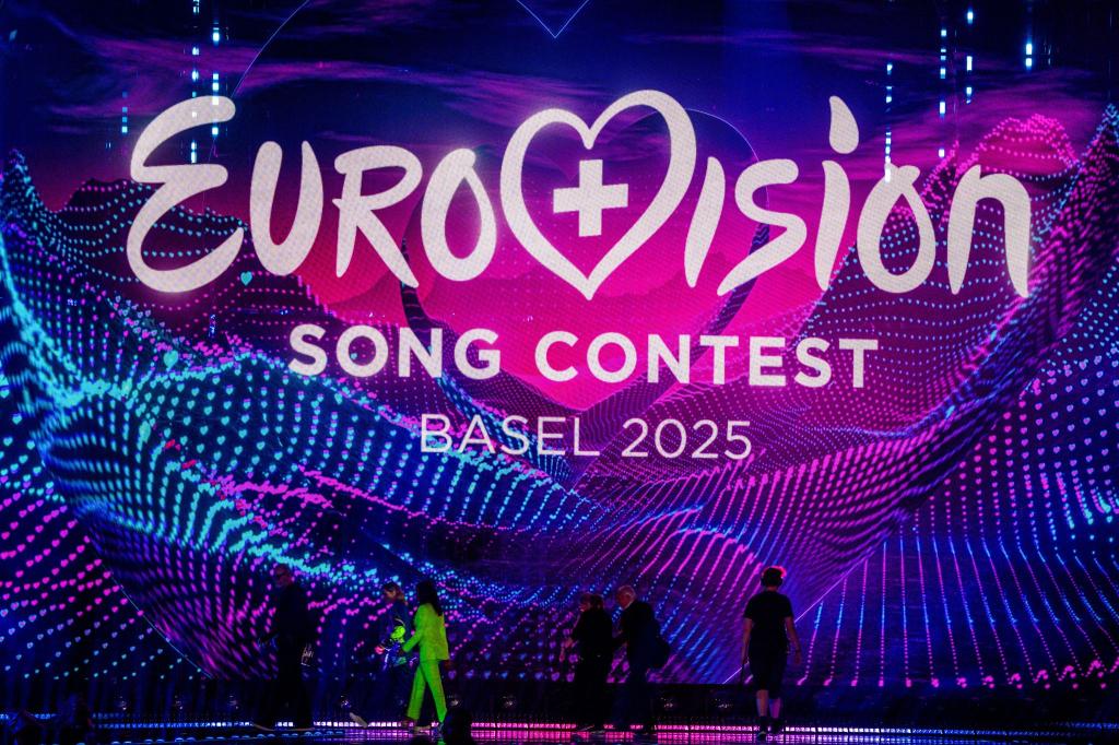 Die Bühne nach dem ersten Halbfinale des 69. Eurovision Song Contest in der Arena St. Jakobshalle. - Foto: Jens Büttner/dpa