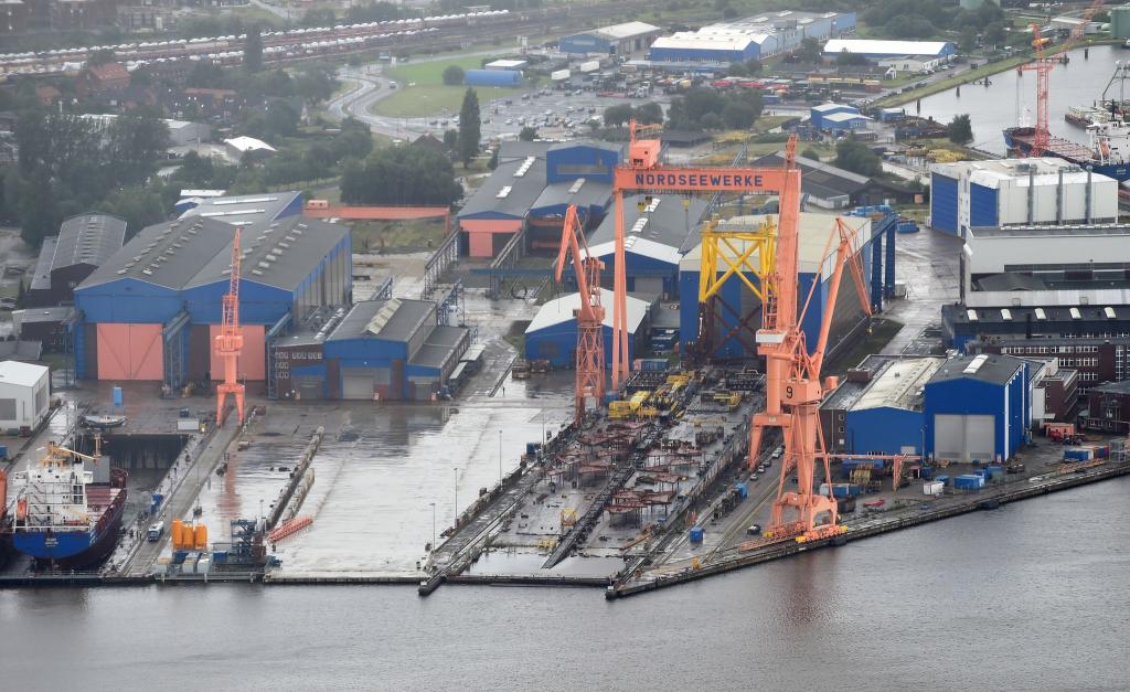 Behördenschiffe und Fähren dürfen künftig auf einer Werft im ostfriesischen Emden abgewrackt und recycelt werden. (Archivbild) - Foto: Carmen Jaspersen/dpa