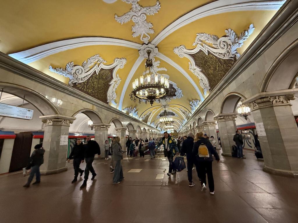 Moskaus Metro feiert in diesem Jahr ihr 90-jähriges Bestehen - die Station Komsomolskaja ist besonders prachtvoll. - Foto: Ulf Mauder/dpa