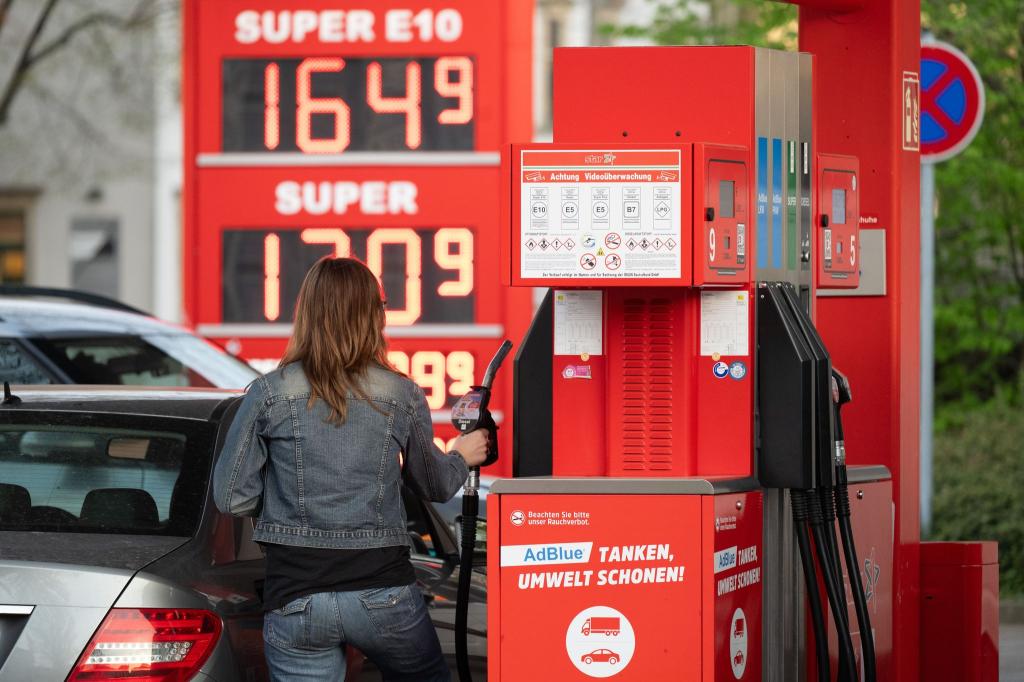 Tanken ist im April billiger geworden. (Symbolbild) - Foto: Sebastian Kahnert/dpa