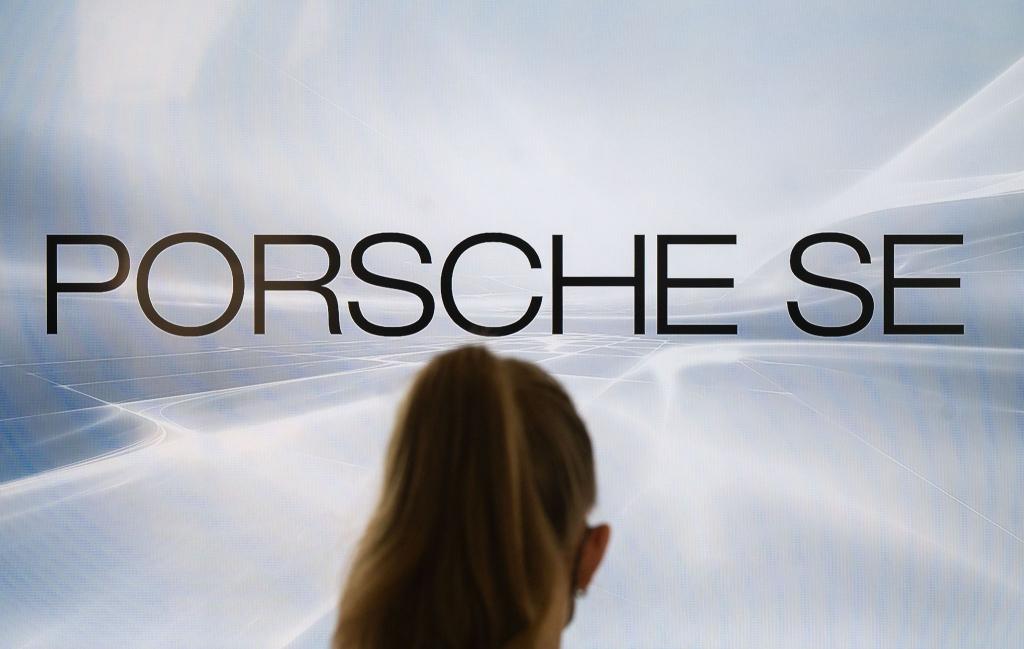 Die VW-Dachgesellschaft Porsche SE ist mit einem Milliardenverlust ins Jahr gestartet. (Archivbild) - Foto: Marijan Murat/dpa