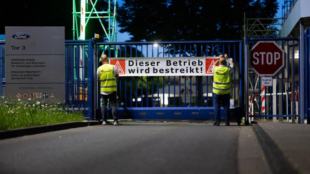 Es ist nicht zu übersehen: Die Kölner Ford-Werke werden bestreikt. - Foto: Rolf Vennenbernd/dpa