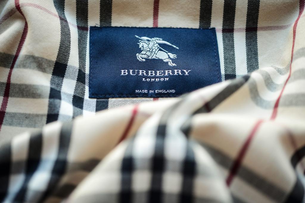 Burberry wurde 1856 in England gegründet und ist unter anderem für seine Trenchcoats, karierten Schals und andere Luxusartikel bekannt. (Archivbild) - Foto: picture alliance / dpa