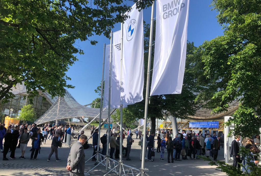 Aktionäre auf dem Weg zur BMW-Hauptversammlung, die zum ersten Mal seit fünf Jahren wieder in Präsenz stattfindet. - Foto: Christof Rührmair/dpa