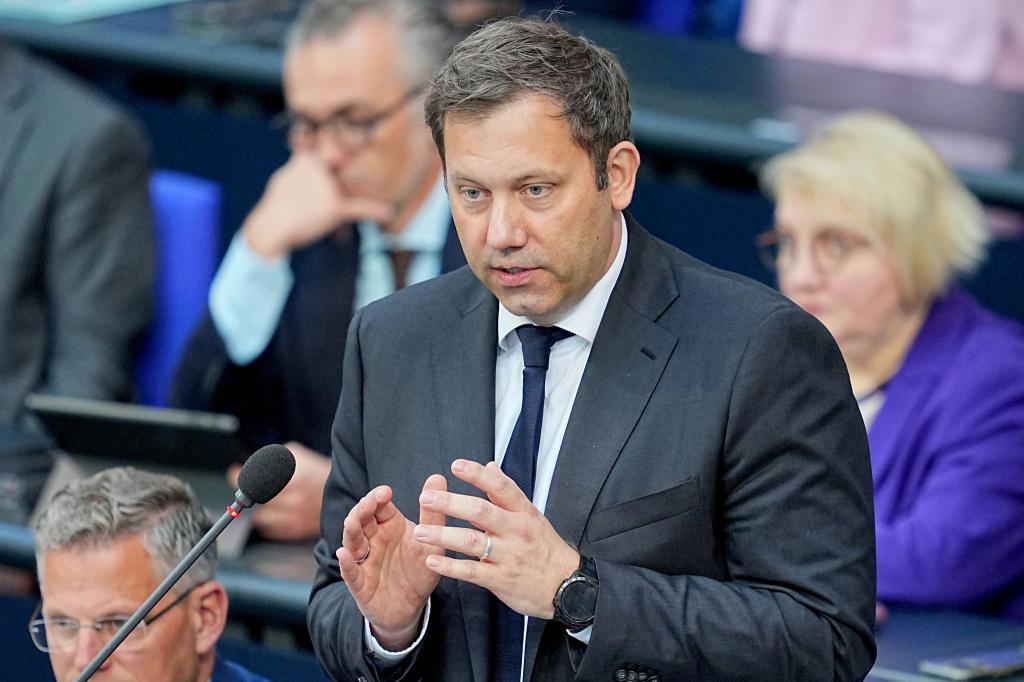 Klingbeil antwortete im Bundestag auf Fragen der Abgeordneten. - Foto: Michael Kappeler/dpa