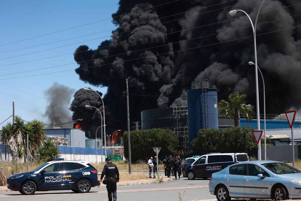 Der Brand brach in einem Industriegebiet südöstlich der Touristenmetropole Sevilla aus. Der Wind dürfte die Rauchwolke jedoch von der Großstadt weg Richtung Osten treiben. - Foto: Rocio Ruz/Europa Press/AP/dpa