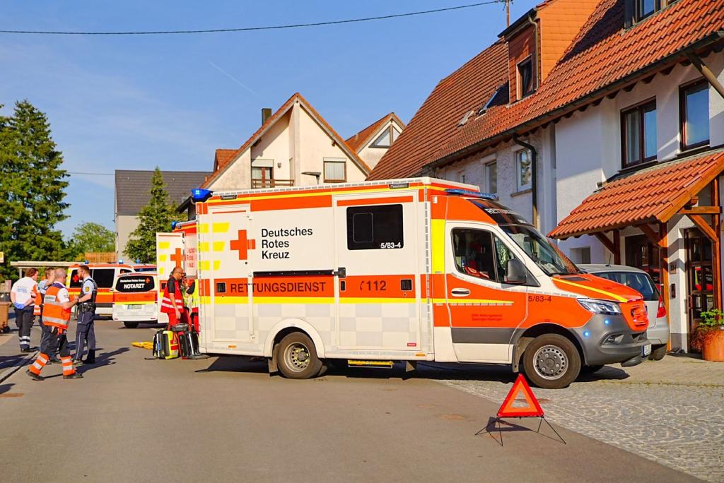 Zwei Fußgänger sind bei dem Vorfall in Notzingen verletzt worden. - Foto: Kaczor/SDMG/dpa