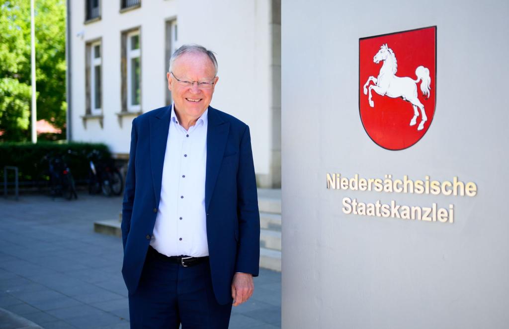 Niedersachsens langjähriger Ministerpräsident Stephan Weil hat für kommende Woche seinen Rücktritt eingereicht. - Foto: Julian Stratenschulte/dpa