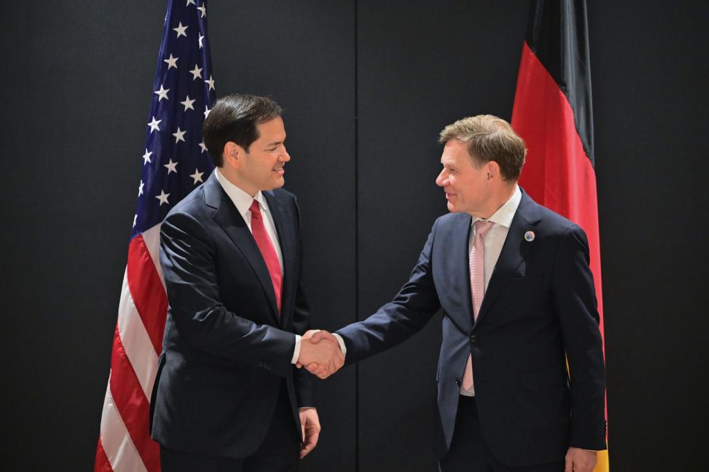 Stellt sich hinter die Forderungen von Trump: Außenminister Johann Wadephul (r.), hier mit seinem US-Kollegen Marco Rubio. - Foto: Sebastian Christoph Gollnow/dpa