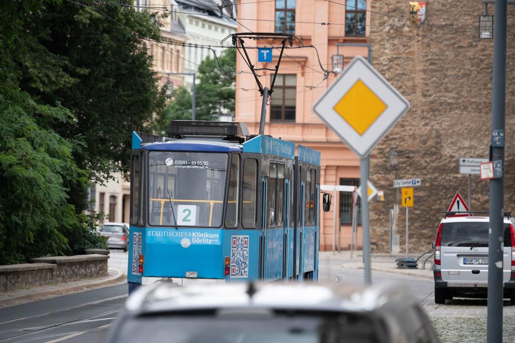 Ein gut ausgebauter ÖPNV macht Regionen für Touristen und Arbeitgeber attraktiv - und trägt somit zur Bruttowertschöpfung bei. (Symbolbild) - Foto: Soeren Stache/dpa