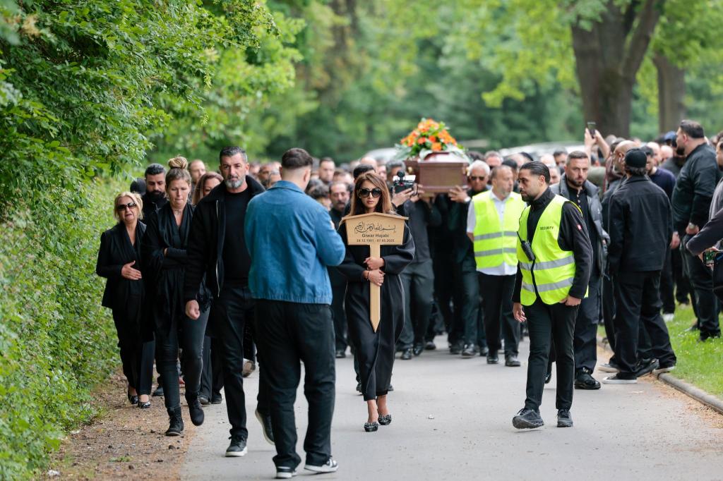 An der Beerdigung nahmen knapp 1.000 Menschen teil. - Foto: Thomas Banneyer/dpa