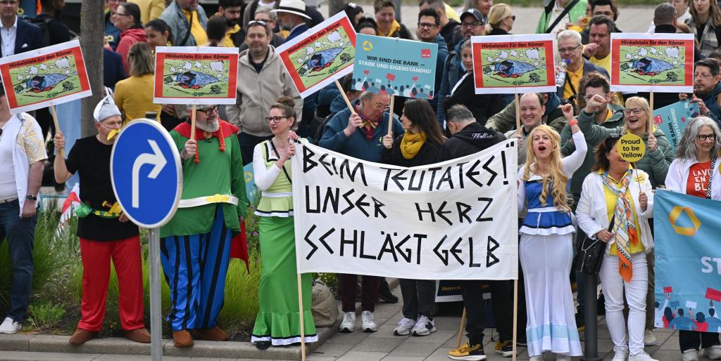 Protest am Tag der Hauptversammlung: Commerzbank-Beschäftigte kämpfen für Eigenständigkeit - Foto: Arne Dedert/dpa